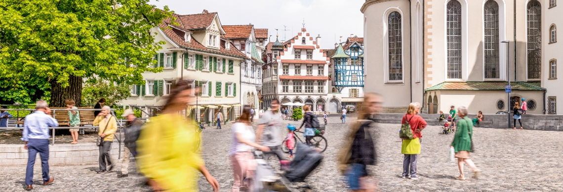 Symbolbild Bevölkerung: Menschen in Bewegung auf dem Gallusplatz in St.Gallen